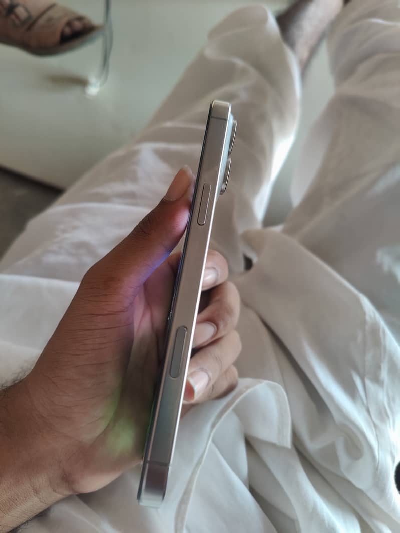 Apple iPhone 16 Pro Max 4