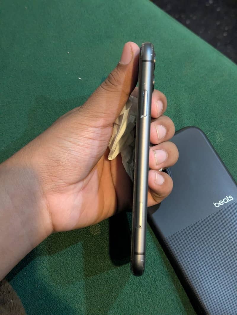 Apple iPhone 11 4