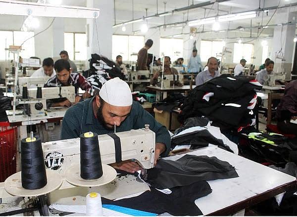 فیکٹری میں کپڑے کی کلیپنگ کا کام ہے 2