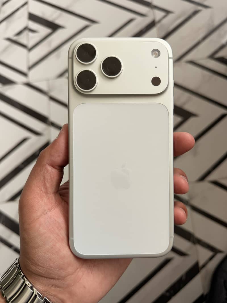 Apple iPhone 17 Pro Max 5