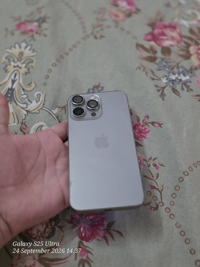 Apple iPhone 15 Pro Max 4