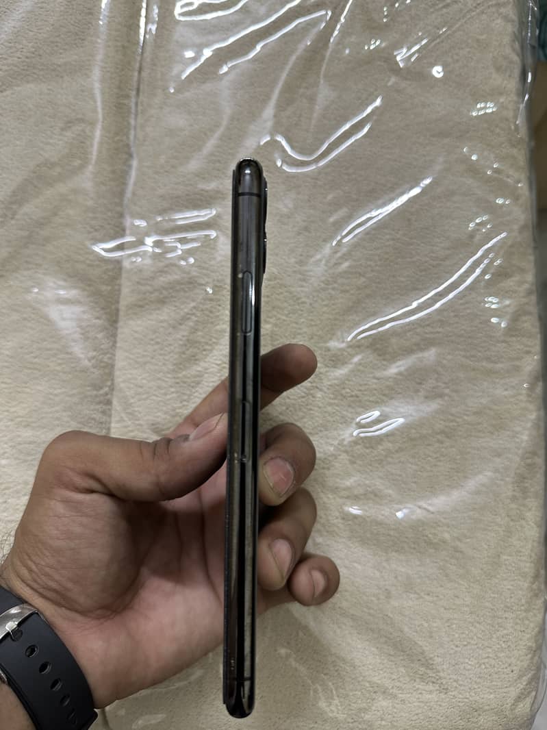 Apple iPhone 11 Pro Max 2