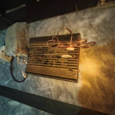 2 CHANNEL AMPLIFIRE WITH BASS TUBE AND SPEAKERS