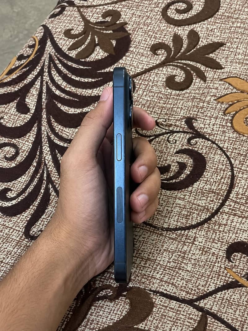 Apple iPhone 15 Pro 2