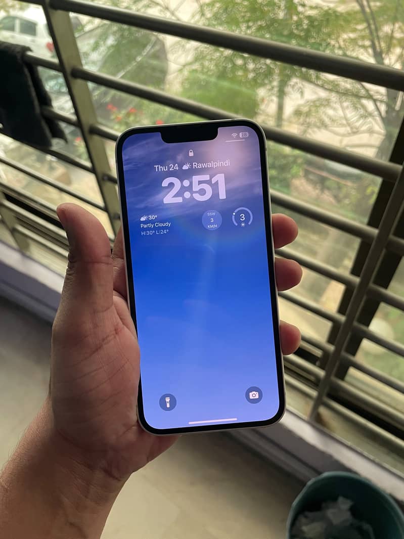 iPhone 16e - White 1