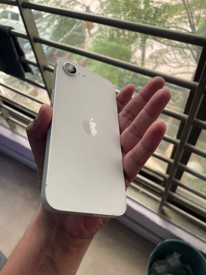 iPhone 16e - White 2