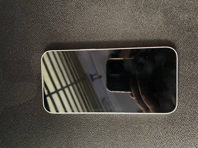 iPhone 16e - White 3