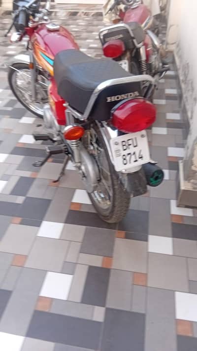 Honda 125 red colour