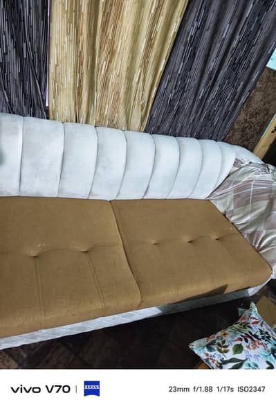 full new condition hai velvet aur towel ke andar hai