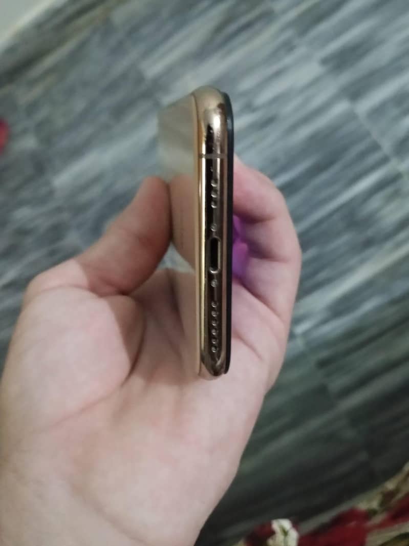 Apple iPhone Xs 1