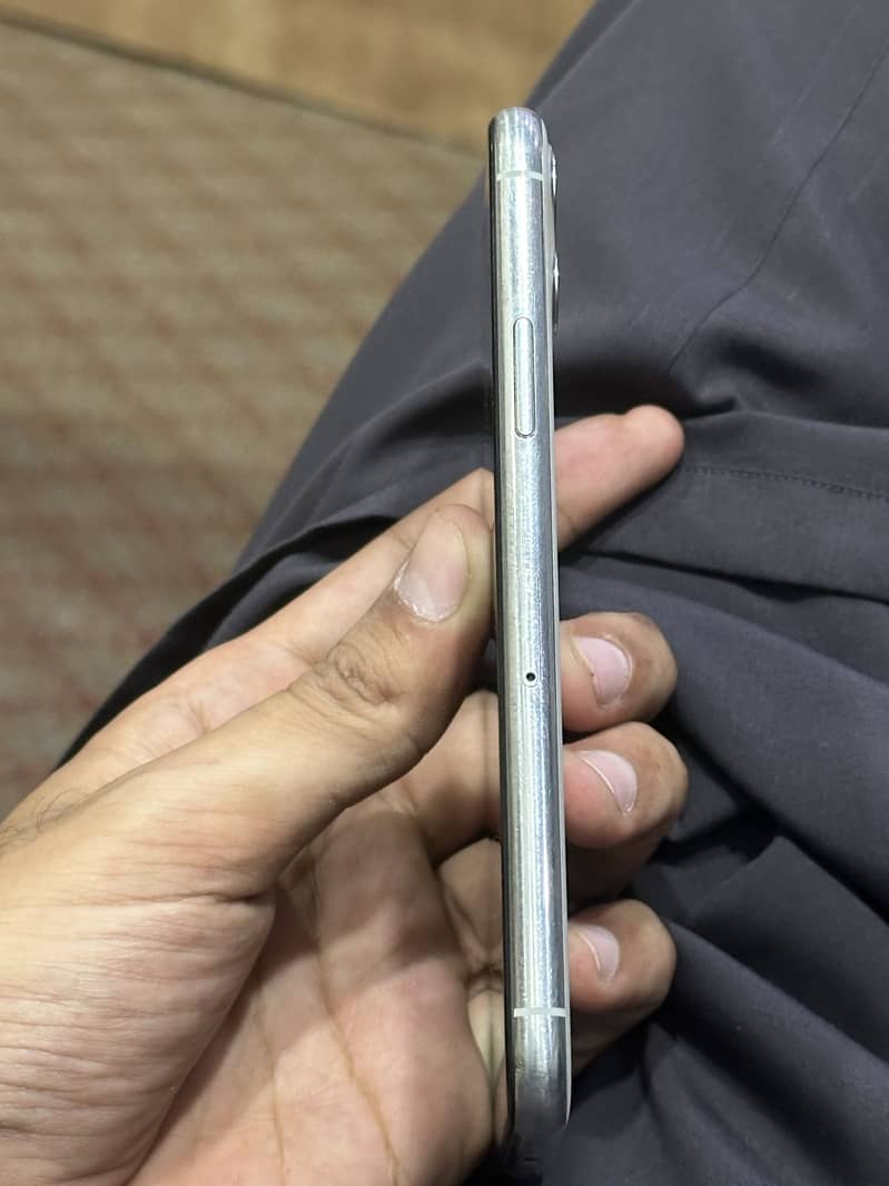 Apple iPhone 11 Pro 4