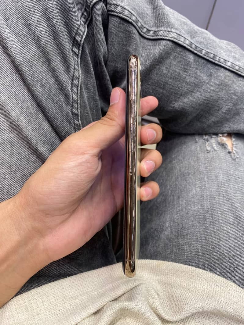 Apple iPhone 11 Pro Max 2