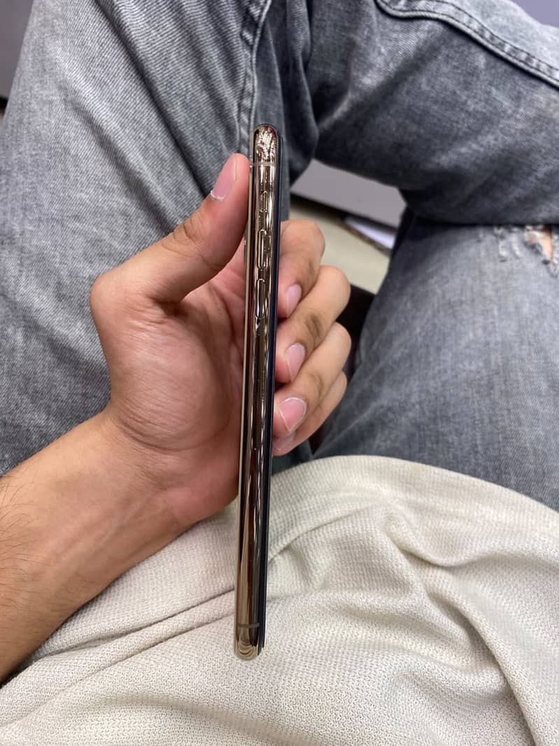 Apple iPhone 11 Pro Max 4