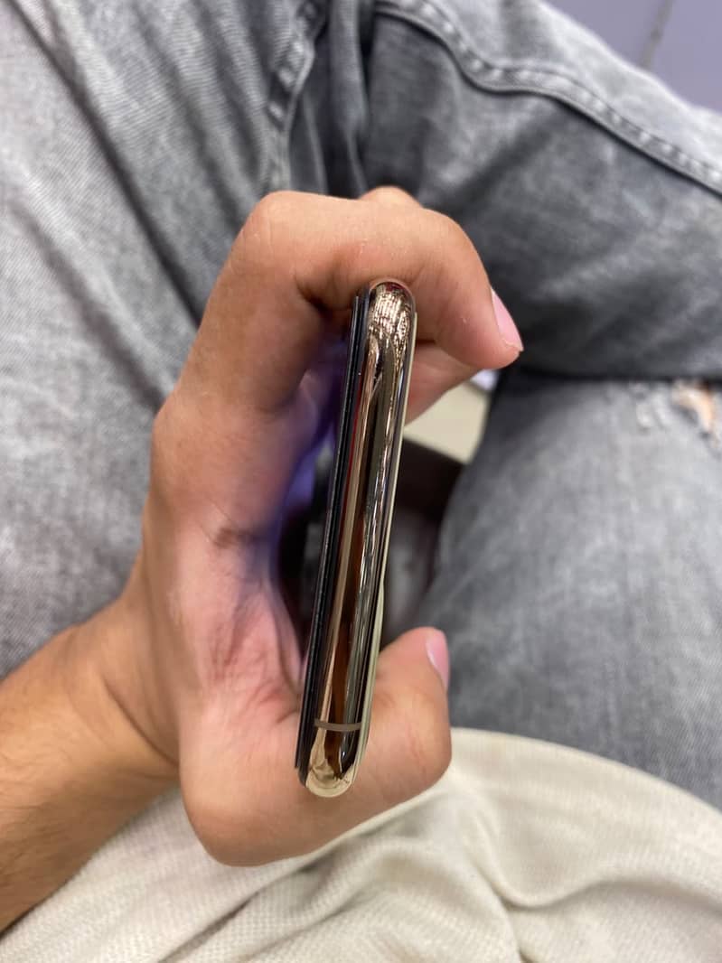 Apple iPhone 11 Pro Max 2