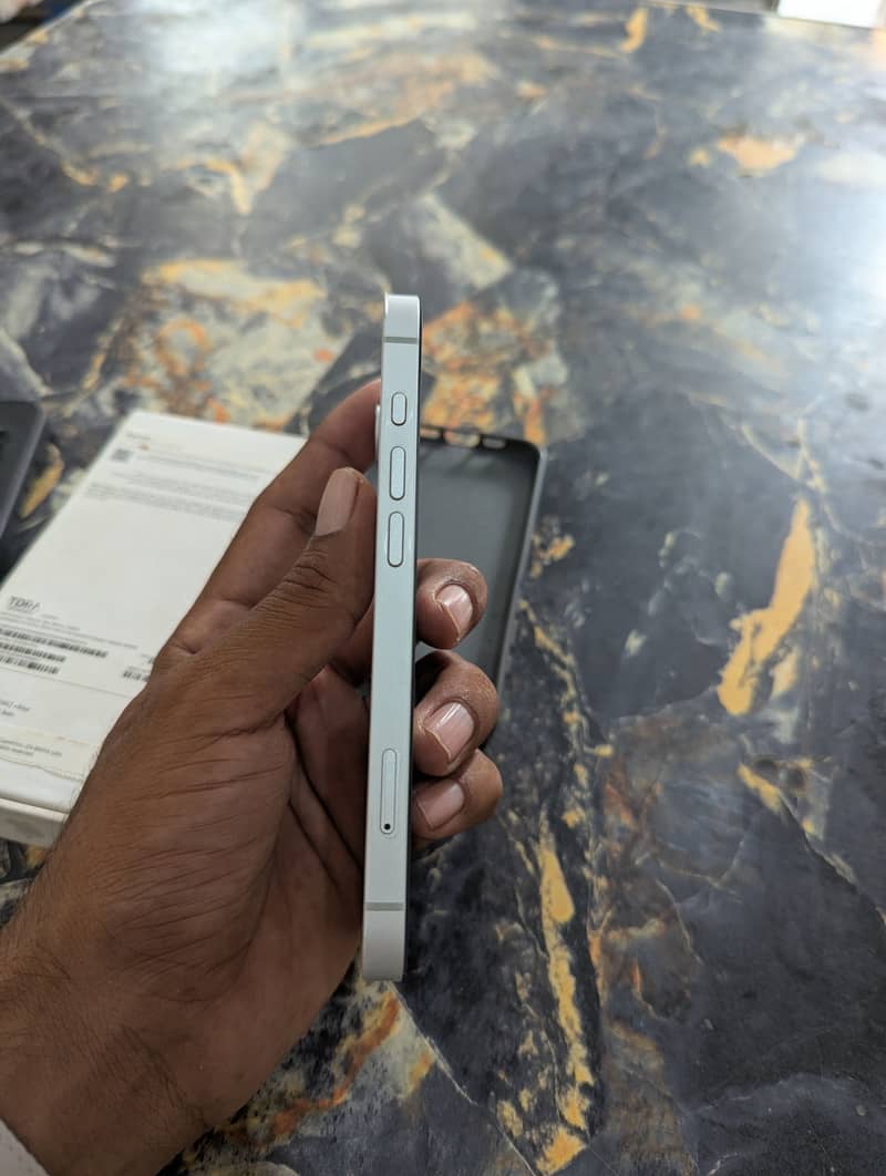 Apple iPhone 16e 1