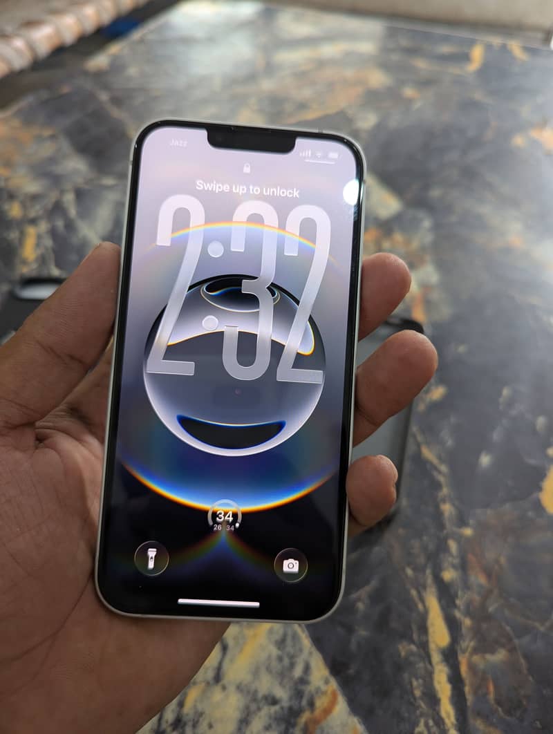 Apple iPhone 16e 3