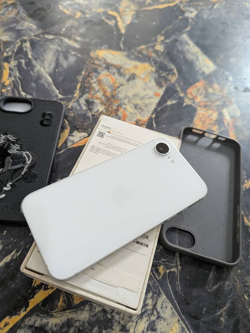 Apple iPhone 16e 4