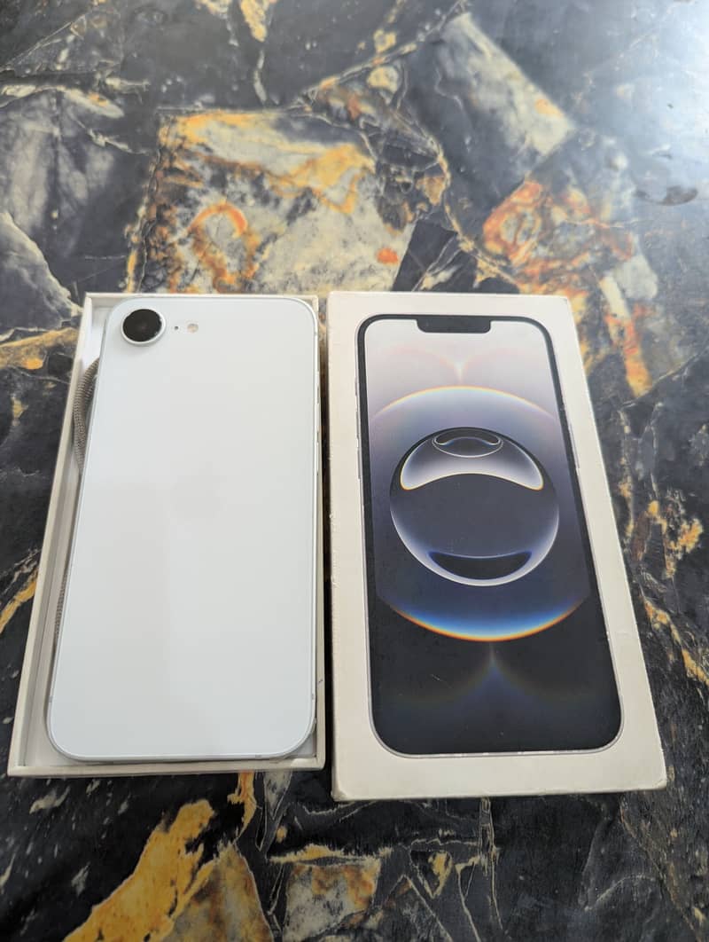 Apple iPhone 16e 0