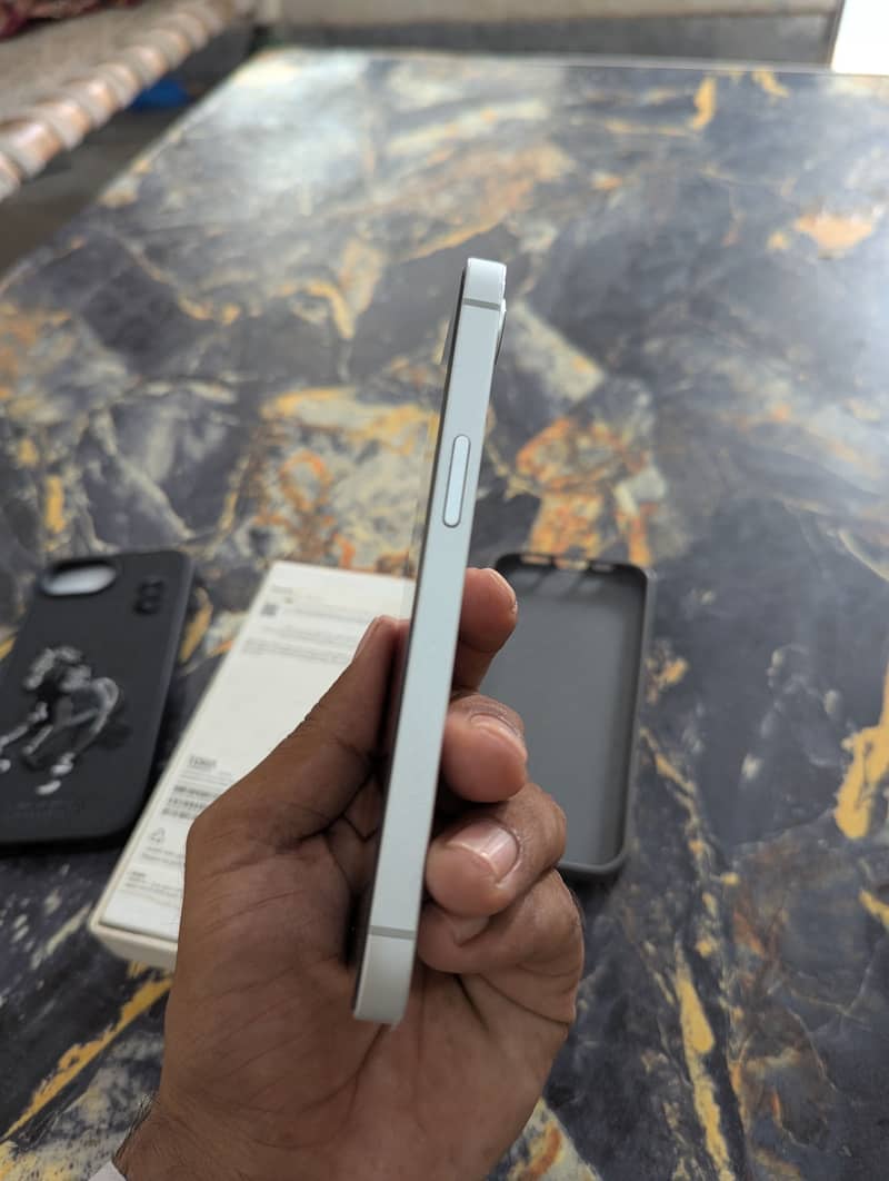 Apple iPhone 16e 5