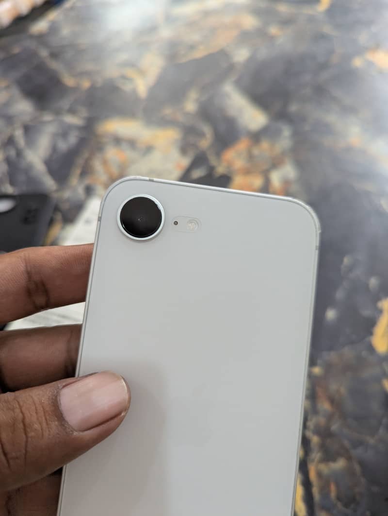 Apple iPhone 16e 7