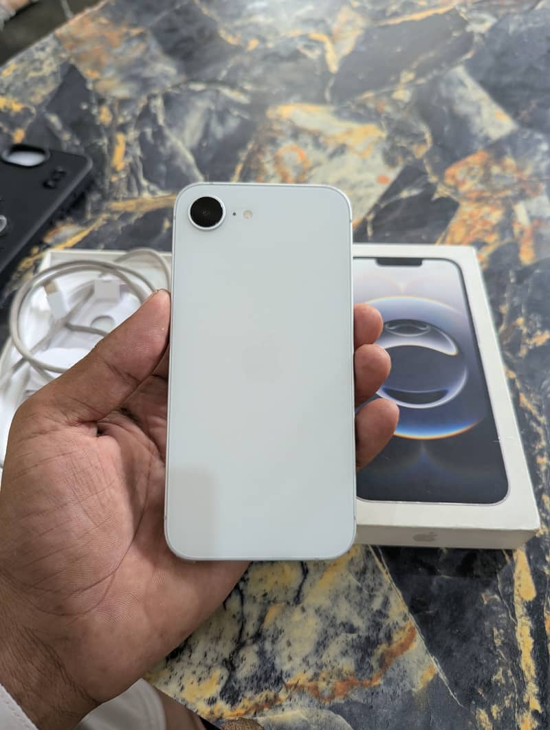 Apple iPhone 16e 8