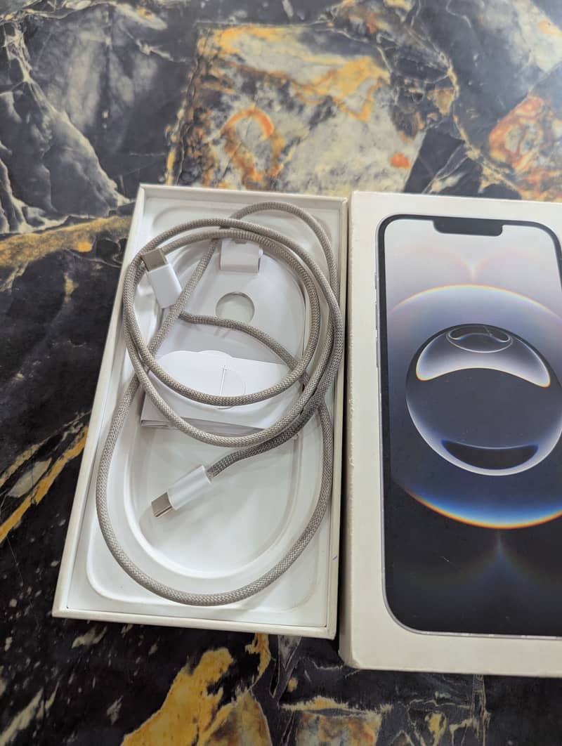 Apple iPhone 16e 10