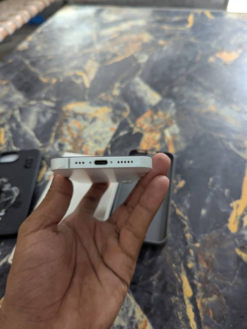 Apple iPhone 16e 12