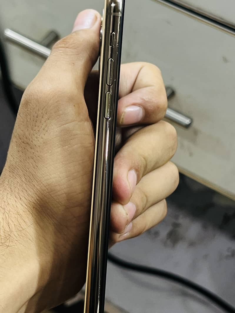 Apple iPhone 11 Pro Max 2