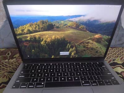 MacBook pro 2019 touchbar 8gb | 256gb retina