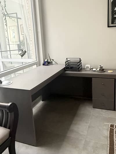 Office desk with credenza and drawers