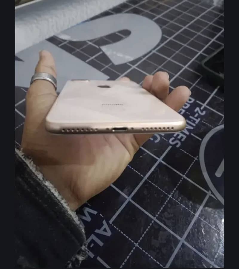 Apple iPhone 8 Plus 2