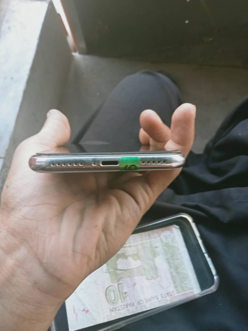 Apple iPhone X 4