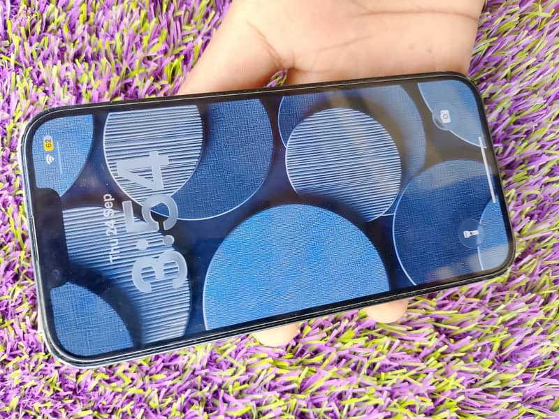 Apple iPhone 16e 4