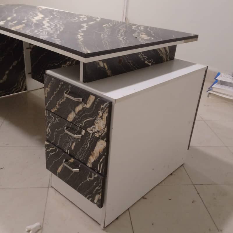 OFFICE TABLE 0