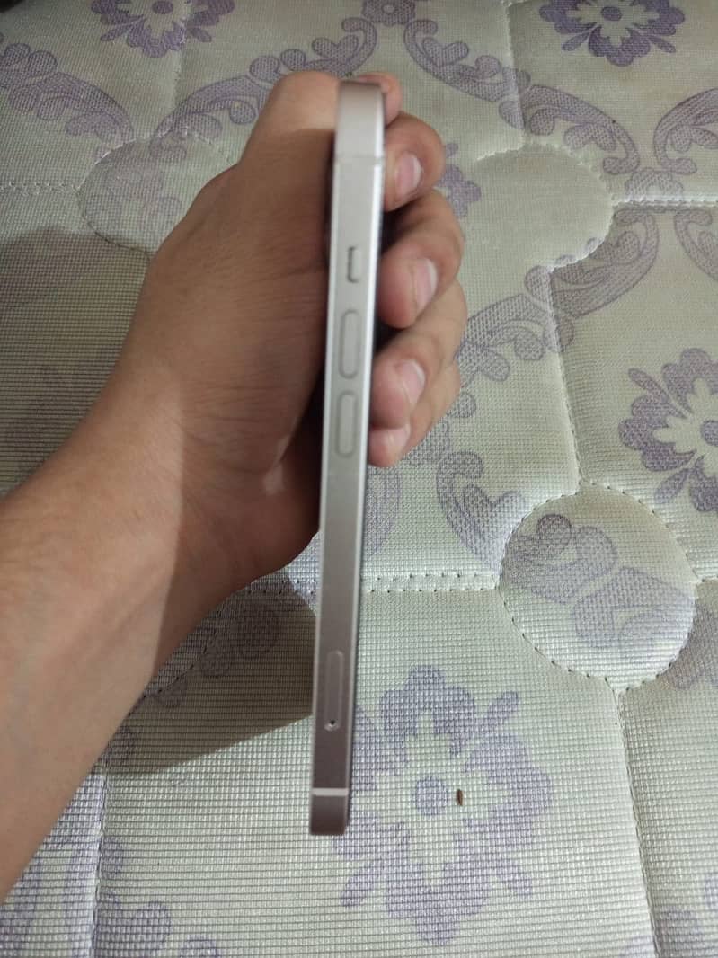 Apple iPhone 13 5