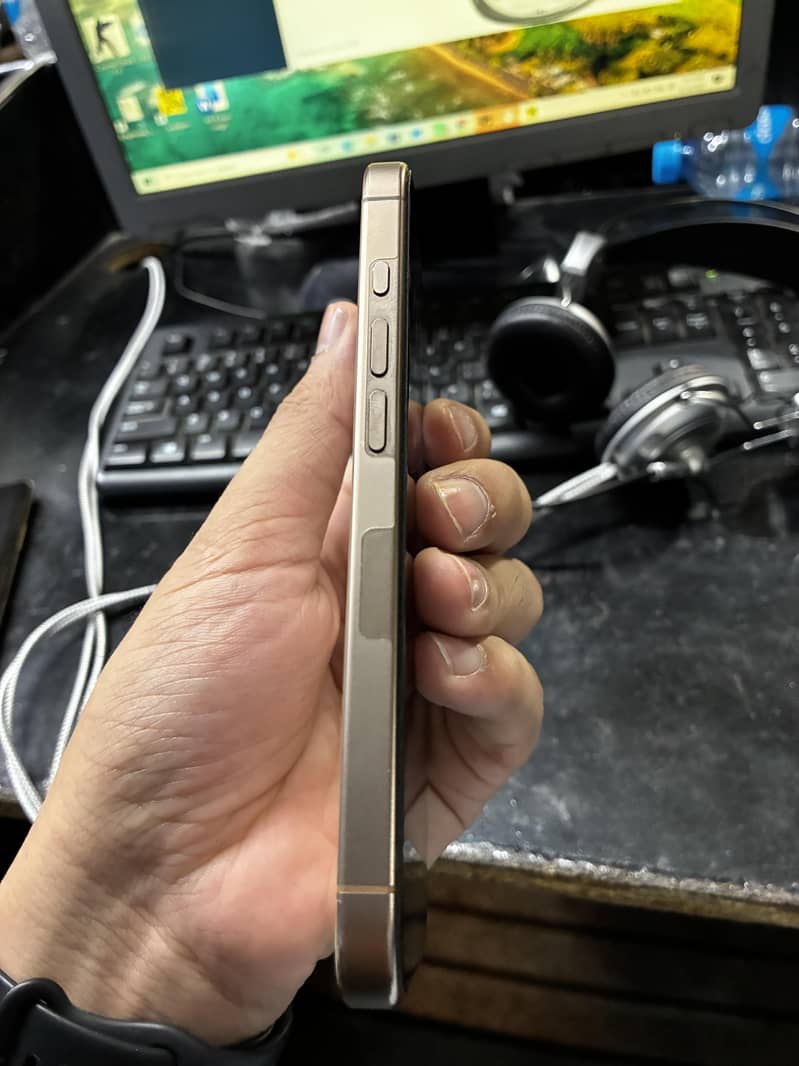 Apple iPhone 16 Pro 2