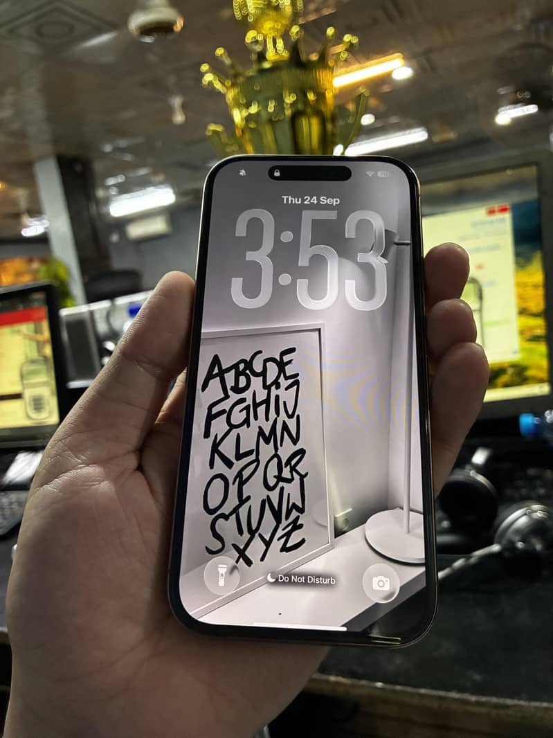 Apple iPhone 16 Pro 3