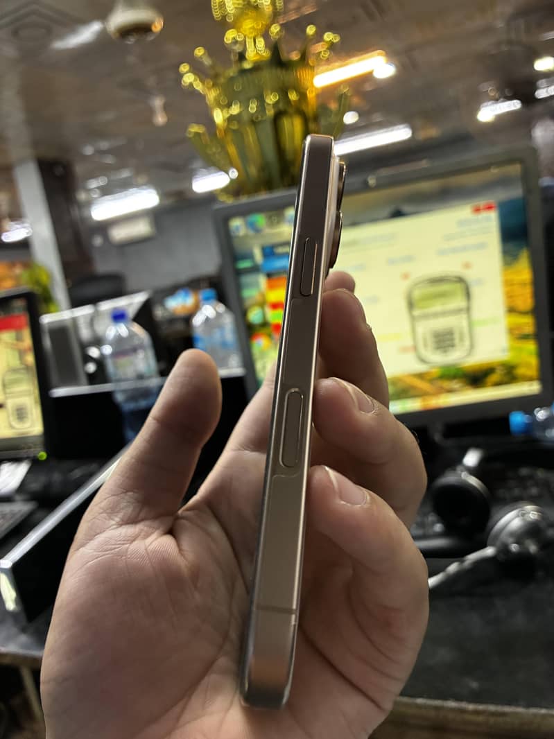Apple iPhone 16 Pro 4