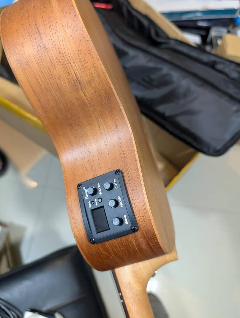 Guirar large size four strings 0