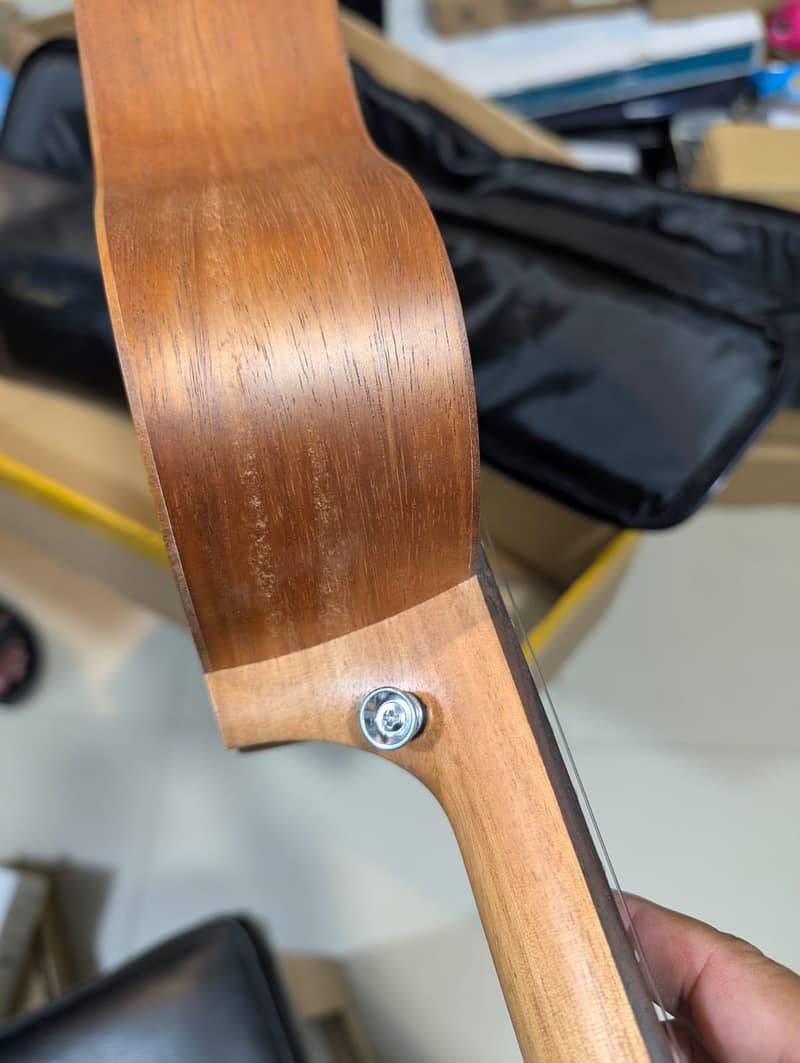 Guirar large size four strings 2
