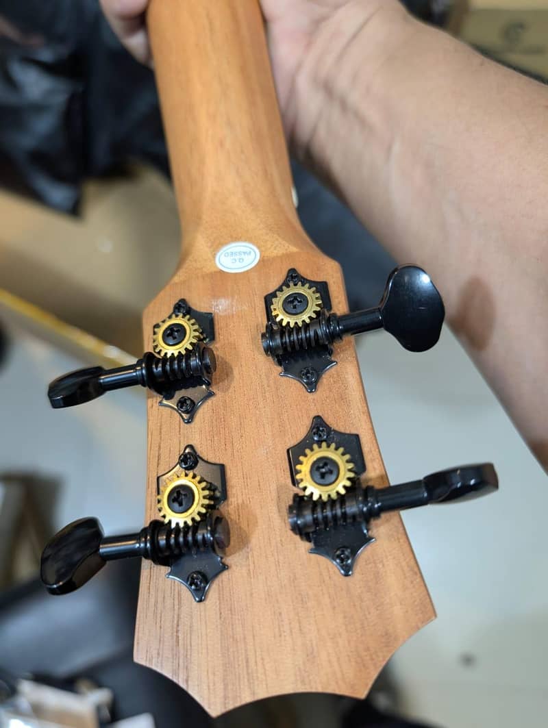 Guirar large size four strings 4