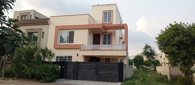 10 Marla Luxurious 6-Bed House With Basement Available For Rent
