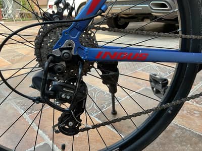 Mountain bicycle with 8 speed gears.