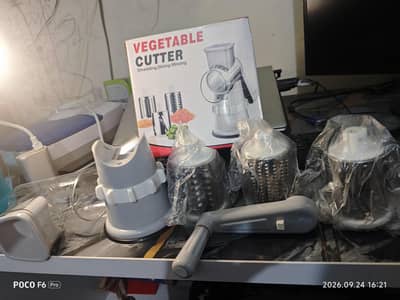 3 in 1 Manual Kitchen Vegetable Slicer & Shredder - New Condition