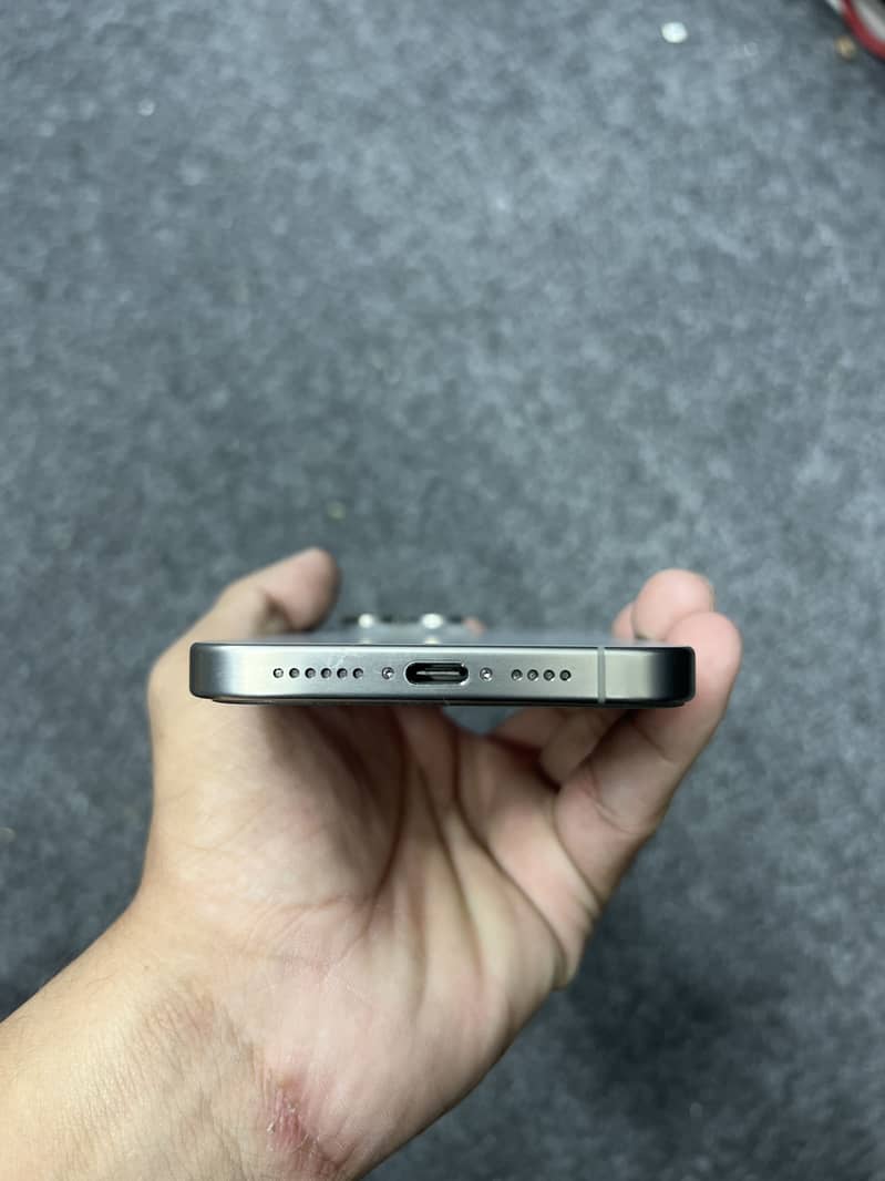 Apple iPhone 15 Pro Max 4
