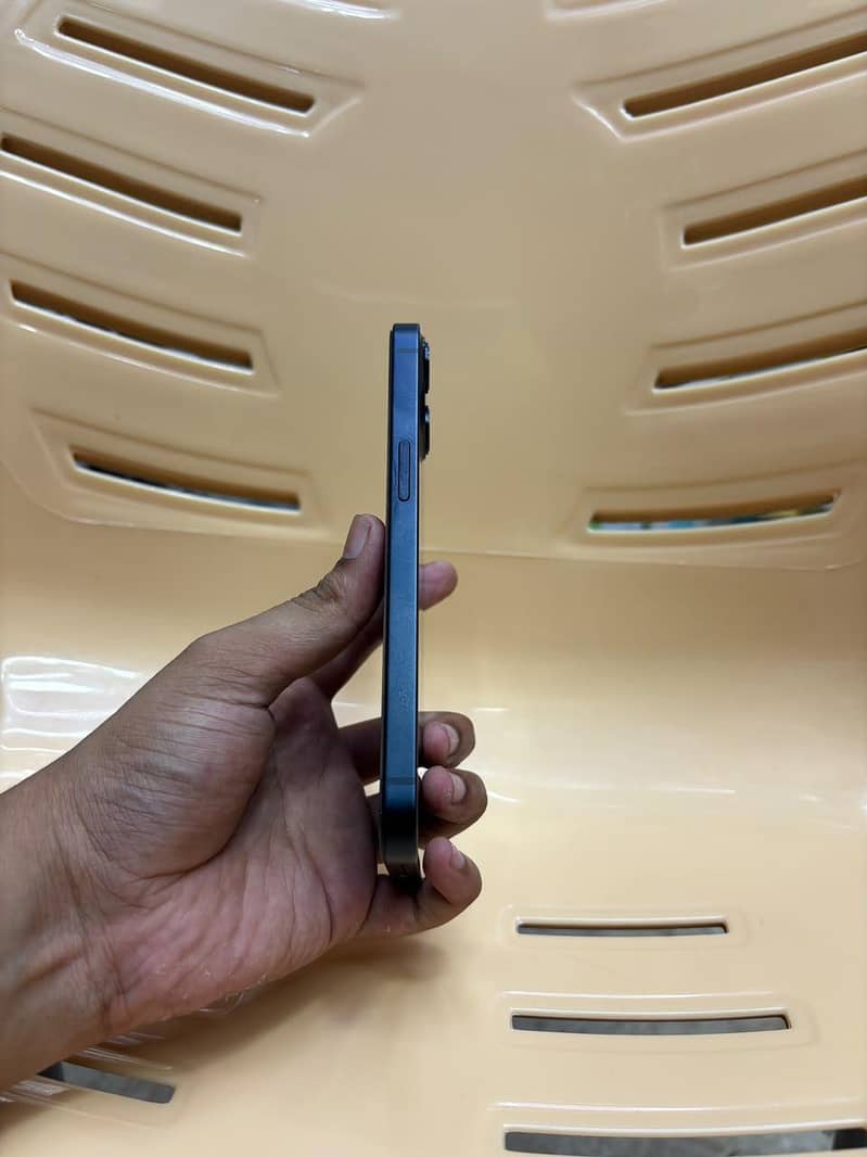 Apple iPhone 13 2