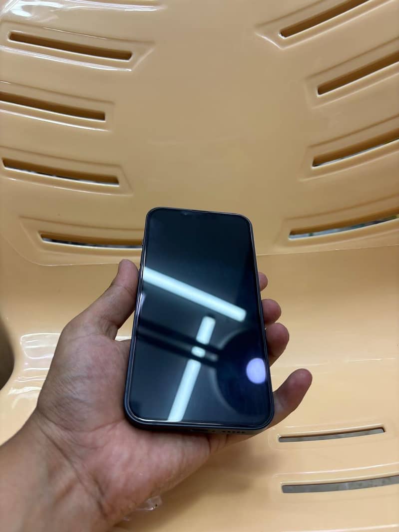Apple iPhone 13 5