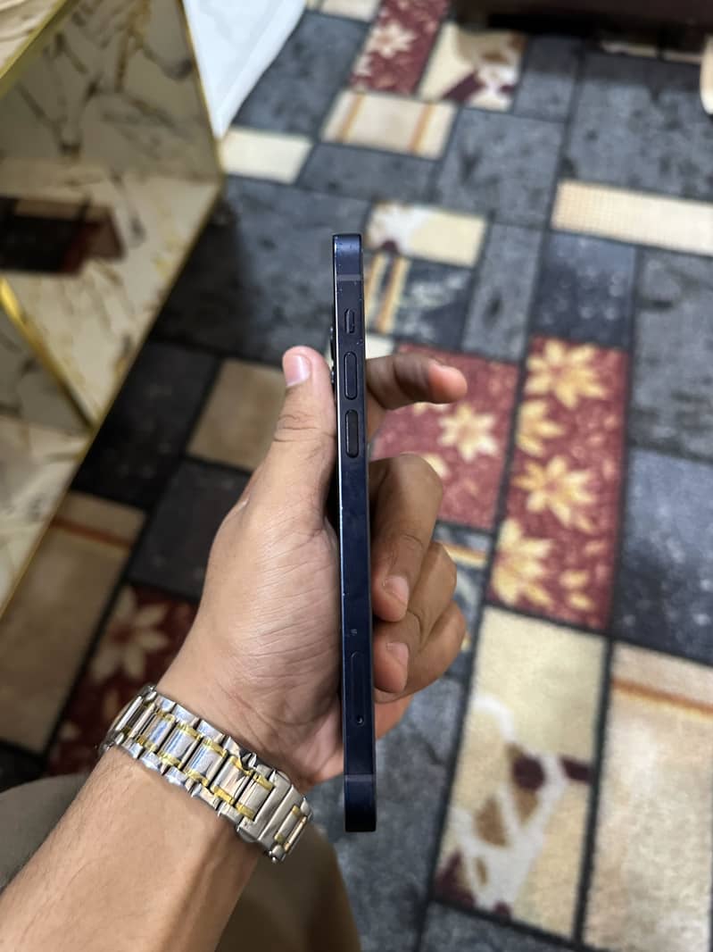 Apple iPhone 12 4