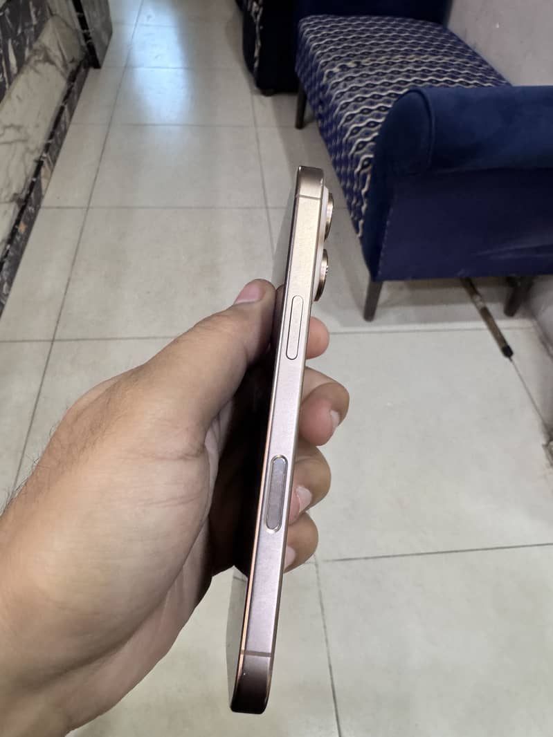 Apple iPhone 16 Pro 3