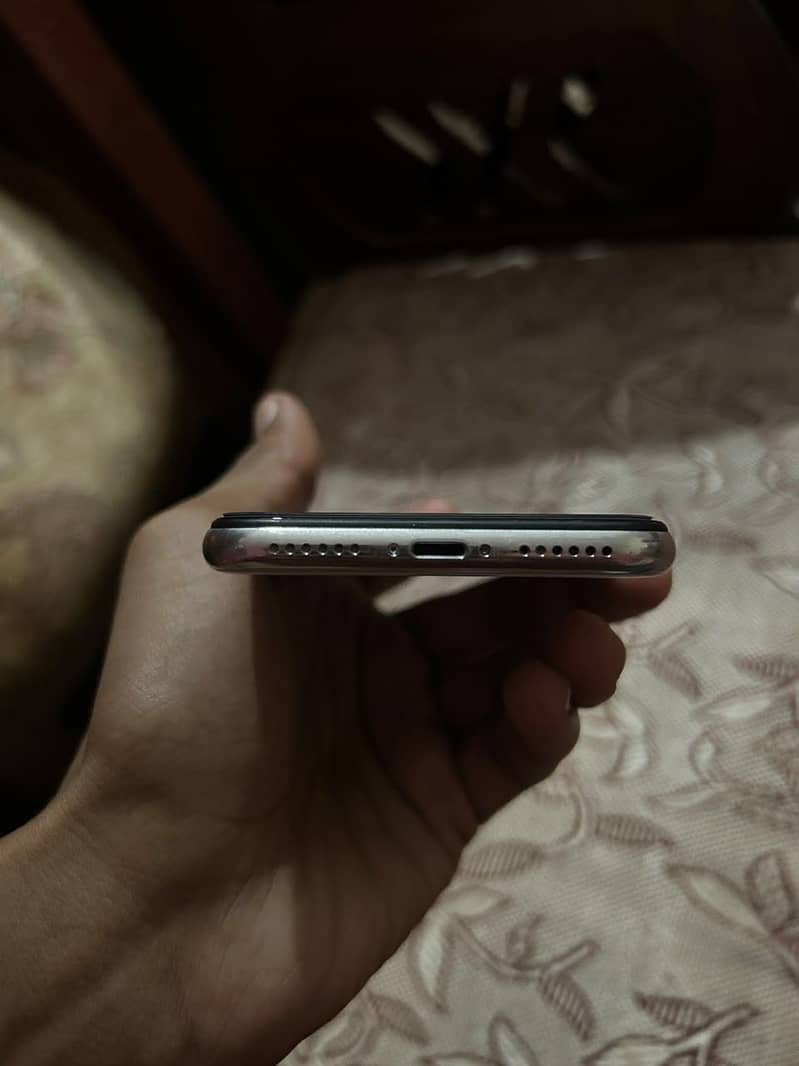 Apple iPhone X 4